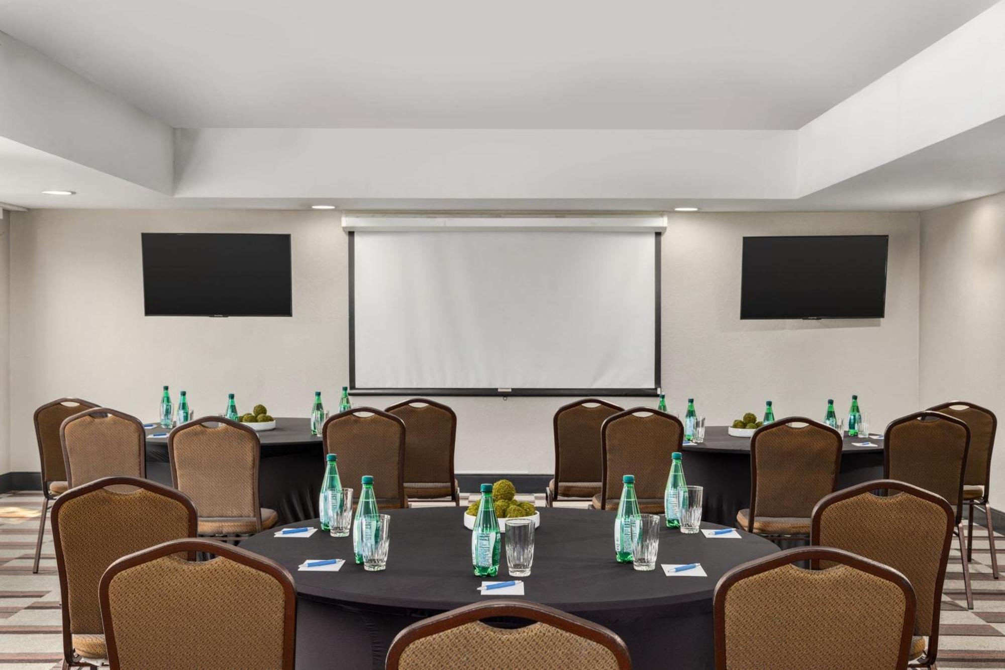 Four Points By Sheraton Greensboro Airport Bagian luar foto