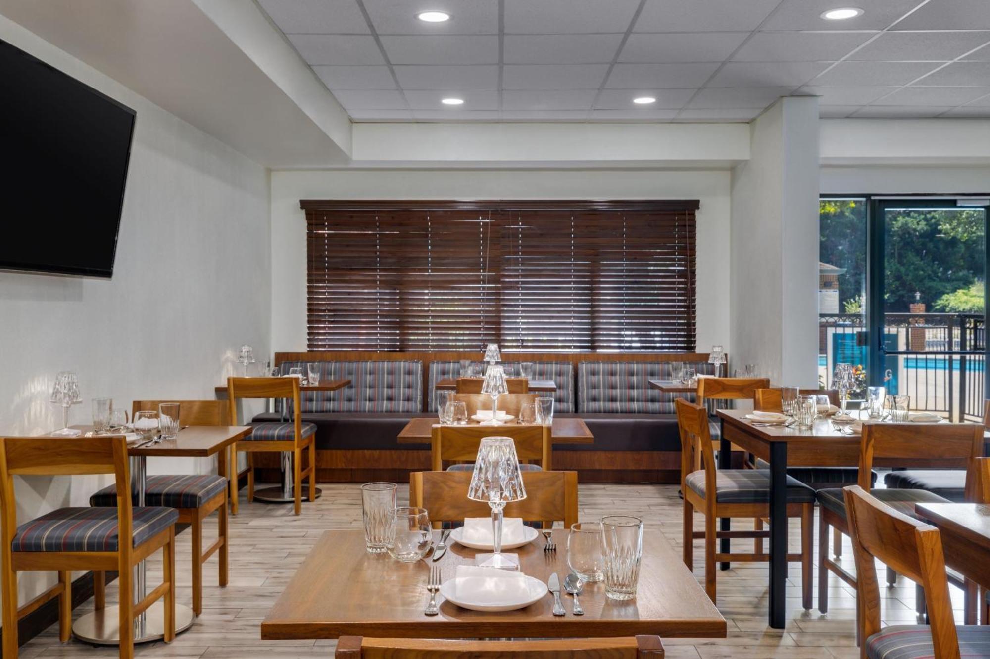 Four Points By Sheraton Greensboro Airport Bagian luar foto